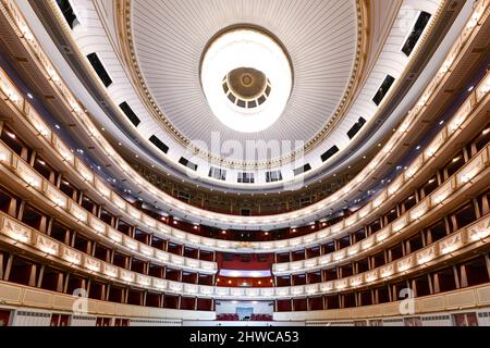13. Juli 2021 - Wien, Österreich: Interieur der Wiener Staatsoper. Die Wiener Staatsoper produziert 50-70 Opern und Ballette in rund 300 Vorstellungen pe Stockfoto