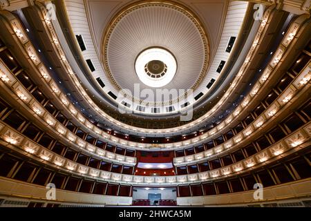 13. Juli 2021 - Wien, Österreich: Interieur der Wiener Staatsoper. Die Wiener Staatsoper produziert 50-70 Opern und Ballette in rund 300 Vorstellungen pe Stockfoto