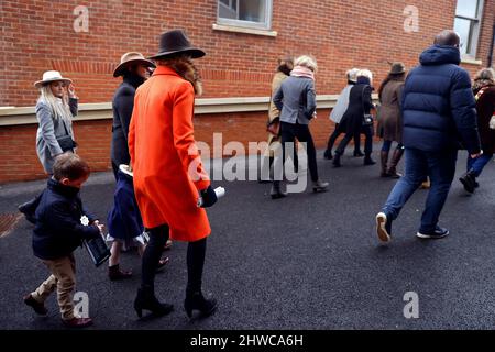 Rennfahrer machen sich auf der Rennstrecke Newbury Racecourse, in der Nähe von London, auf den Weg. Bilddatum: Samstag, 5. März 2022. Stockfoto