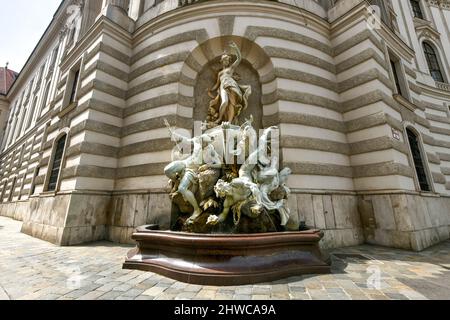 Skulpturbrunnen Kraft des Meeres Michaelerplatz in der Nähe der Hofburg in Wien. Berühmtes Wahrzeichen von Wien, Österreich. Stockfoto