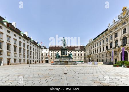 Wien, Österreich - 13. Juli 2021: Statue von Kaiser Franz II. In der Hofburg, Wien, Österreich. Stockfoto