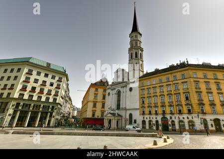 Wien, Österreich - 13. Juli 2021: Michaelskirche, vor der Hofburg. Stockfoto