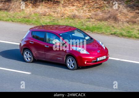 2014 Nissan Leaf fünftüriger Elektrowagen mit Heckklappe auf der Autobahn M61 in der Nähe von Manchester, Großbritannien Stockfoto