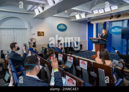 Washington, DC, USA. 4. Januar 2022. Der Pressesprecher Jen Psaki ruft Reporter während einer Pressekonferenz am Dienstag, dem 4. Januar 2022, im James S. Brady Press Briefing Room des Weißen Hauses auf. Credit: White House/ZUMA Press Wire Service/ZUMAPRESS.com/Alamy Live News Stockfoto