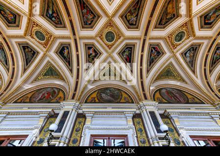 13. Juli 2021 - Wien, Österreich: Interieur der Wiener Staatsoper. Die Wiener Staatsoper produziert 50-70 Opern und Ballette in rund 300 Vorstellungen pe Stockfoto
