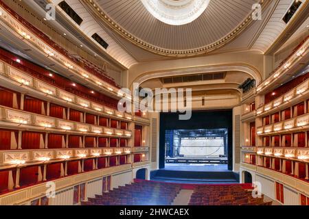 13. Juli 2021 - Wien, Österreich: Interieur der Wiener Staatsoper. Die Wiener Staatsoper produziert 50-70 Opern und Ballette in rund 300 Vorstellungen pe Stockfoto