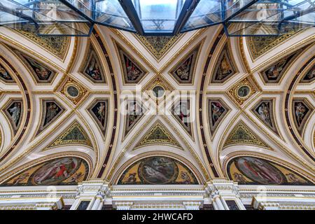 13. Juli 2021 - Wien, Österreich: Interieur der Wiener Staatsoper. Die Wiener Staatsoper produziert 50-70 Opern und Ballette in rund 300 Vorstellungen pe Stockfoto