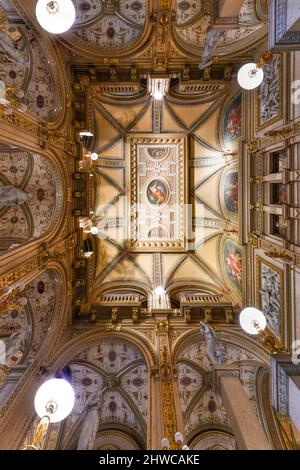 13. Juli 2021 - Wien, Österreich: Interieur der Wiener Staatsoper. Die Wiener Staatsoper produziert 50-70 Opern und Ballette in rund 300 Vorstellungen pe Stockfoto