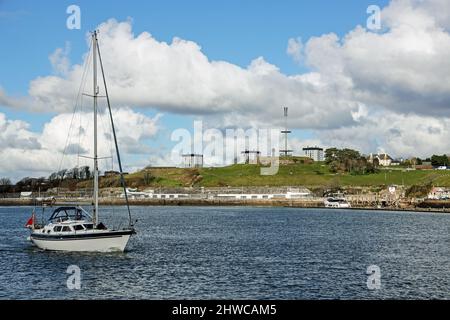 Devonport Mount Wise von der Hamoaze mit dem Aussichtsturm und der Spitze der drei umkleideten Turmblöcke. Im Vordergrund segelt eine Yacht vorbei. Stockfoto