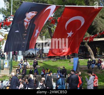 Mustafa Kemal Atatürk, bekannt als Gründungsvater der Republik Türkei, auf einer Flagge mit türkischer Flagge über einer Veranstaltung zur Feier des 815.. Jahrestages der Eroberung von Antalya, Türkei, durch Gıyaseddin Keyhüsrev am 5.. März 2022 im Karaalioğlu Park, Antalya, Türkei. Das Ereignis wird als ein Fest der Freiheit gesehen. Stockfoto