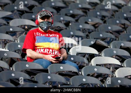 Ein Newcastle United-Fan auf den Tribünen trägt ein T-Shirt zur Unterstützung der Ukraine während des Premier League-Spiels im St. James' Park, Newcastle upon Tyne. Bilddatum: Samstag, 5. März 2022. Stockfoto