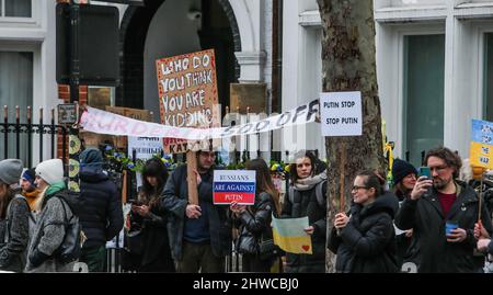 London, Großbritannien. 05. März 2022 die Mauern der Botschaft sind voller Wünsche von Ukrainern und Russen, die in London leben.die Regenten versammelten sich vor der russischen Botschaft in Notting Hill, um gegen die Invasion Putins in ihr Land zu protestieren.Paul Quezada-Neiman/Alamy Live News Stockfoto