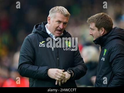 Der Manager von Norwich City, Dean Smith, während des Spiels in der Premier League in der Carrow Road, Norwich. Bilddatum: Samstag, 5. März 2022. Stockfoto