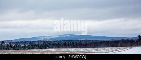 Granite Peak Skigebiet im Rib Mountain Park Wausau, Wisconsin im November, Panorama Stockfoto