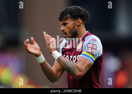 Tyrone Mings von Aston Villa trägt ein Kapitänsarmband mit der Flagge der Ukraine während des Spiels der Premier League in Villa Park, Birmingham. Bilddatum: Samstag, 5. März 2022. Stockfoto