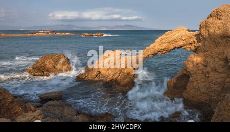 Natürlicher Bogen am Strand in L'escala, Katalonien Stockfoto