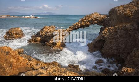 Natürlicher Bogen am Strand in L'escala, Katalonien Stockfoto