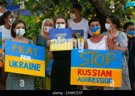 Bangkok, Thailand. 05. März 2022. Demonstranten halten Plakate, die ihre Meinung während der Demonstration gegen den Krieg im Lumphini-Park in Bangkok ausdrücken. Kredit: SOPA Images Limited/Alamy Live Nachrichten Stockfoto