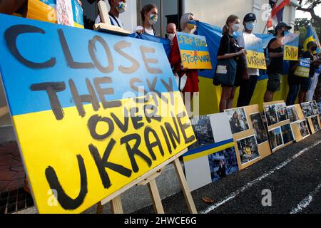 Bangkok, Thailand. 05. März 2022. Demonstranten halten Plakate, die ihre Meinung während der Demonstration gegen den Krieg im Lumphini-Park in Bangkok ausdrücken. Kredit: SOPA Images Limited/Alamy Live Nachrichten Stockfoto