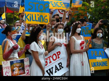 Bangkok, Thailand. 05. März 2022. Demonstranten halten Plakate, die ihre Meinung während der Demonstration gegen den Krieg im Lumphini-Park in Bangkok ausdrücken. Kredit: SOPA Images Limited/Alamy Live Nachrichten Stockfoto