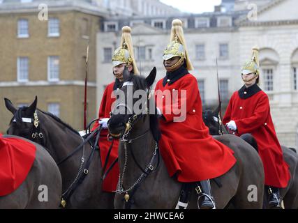 London, England, Großbritannien. Mitglieder der Rettungsgarde/Hausrat-Kavallerie beim morgendlichen Wachwechsel in der Parade der Pferdewächter Stockfoto