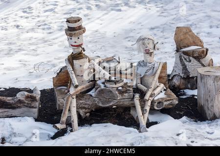Amüsante Skulptur eines Mannes und einer Frau aus Birkenstämmen, in den Wäldern des Ätna, Sizilien, Italien Stockfoto