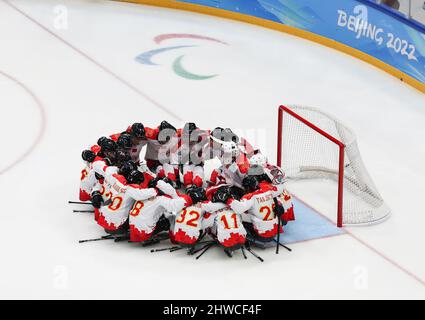 Peking, China. 5. März 2022. Die Spieler Chinas jubeln einander vor der para-Eishockey-Vorrunde Gruppe B-Spiel zwischen China und der Slowakei der Paralympischen Winterspiele 2022 in Peking im Nationalen Hallenstadion in Peking, 5. März 2022. Quelle: Zhang Keren/Xinhua/Alamy Live News Stockfoto