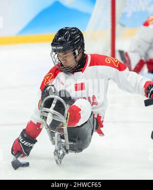 Peking, China. 5. März 2022. Zhu Zhanfu aus China tritt während der para-Eishockey-Vorrunde der Gruppe B zwischen China und der Slowakei bei den Paralympischen Winterspielen 2022 in Peking im Nationalen Hallenstadion in Peking am 5. März 2022 an. Quelle: Zhang Keren/Xinhua/Alamy Live News Stockfoto