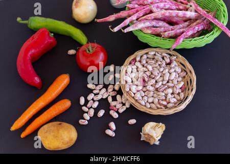 Zutaten für rote Kidney-Bohnen mit Olivenöl Stockfoto