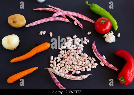 Zutaten für rote Kidney-Bohnen mit Olivenöl Stockfoto