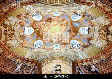 Österreich, Wien - 14. Juli 2021: Prunksaal, Zentrum der alten kaiserlichen Bibliothek in der Österreichischen Nationalbibliothek. Wien Österreich. Stockfoto