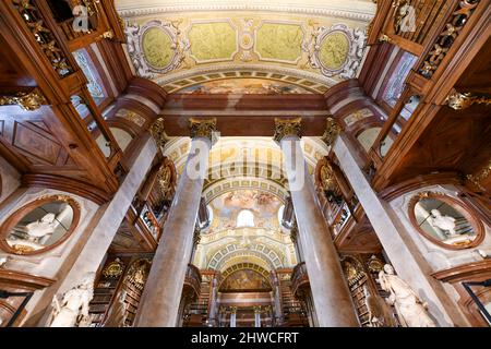 Österreich, Wien - 14. Juli 2021: Prunksaal, Zentrum der alten kaiserlichen Bibliothek in der Österreichischen Nationalbibliothek. Wien Österreich. Stockfoto