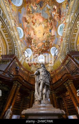 Österreich, Wien - 14. Juli 2021: Prunksaal, Zentrum der alten kaiserlichen Bibliothek in der Österreichischen Nationalbibliothek. Wien Österreich. Stockfoto