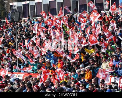 Lenzerheide, Italien. 05. März 2022. Öffentlichkeit in Lenzerheide während 2022 FIS Ski World Cup - Women Super G, alpines Skirennen in Lenzerheide, Italien, März 05 2022 Quelle: Independent Photo Agency/Alamy Live News Stockfoto