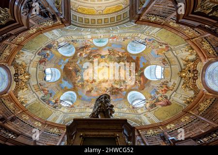 Österreich, Wien - 14. Juli 2021: Prunksaal, Zentrum der alten kaiserlichen Bibliothek in der Österreichischen Nationalbibliothek. Wien Österreich. Stockfoto