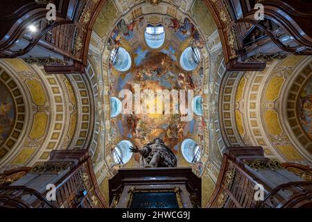 Österreich, Wien - 14. Juli 2021: Prunksaal, Zentrum der alten kaiserlichen Bibliothek in der Österreichischen Nationalbibliothek. Wien Österreich. Stockfoto