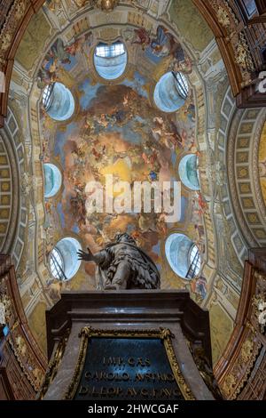 Österreich, Wien - 14. Juli 2021: Prunksaal, Zentrum der alten kaiserlichen Bibliothek in der Österreichischen Nationalbibliothek. Wien Österreich. Stockfoto