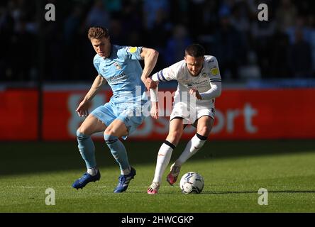 Ben Sheaf von Coventry City (links) und Matt Grimes von Swansea City kämpfen während des Sky Bet Championship-Spiels im Swansea.com Stadium in Swansea um den Ball. Bilddatum: Samstag, 5. März 2022. Stockfoto