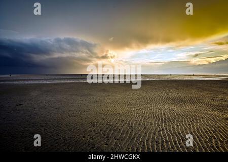 Bei Ebbe farbenprächtiger Himmel über dem wattenmeer bei der Insel Neuwerk in der Nordsee. Stockfoto