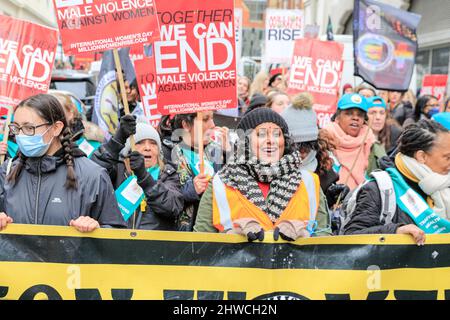 London, Großbritannien. 05. März 2022. Aktivistinnen und Protestierende gehen auf die Straßen von Zentral-London. Der jährliche marsch „Million Women Rise“ bahnt sich seinen Weg von Charing Cross durch Westminster. Die Frauen fordern ein Ende der männlichen Gewalt gegen Frauen und Mädchen und erinnern an die Opfer von Gewalt gegen Frauen. Kredit: Imageplotter/Alamy Live Nachrichten Stockfoto