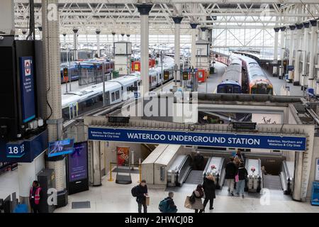 Züge gesehen hielten am Waterloo Terminal. Der Sturm Eunice traf London um die Mittagszeit und verursachte leichte Zerstörungen an verschiedenen Orten in Central L Stockfoto