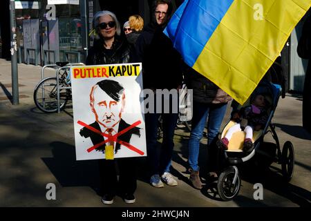 Brüssel, Belgien. 05. März 2022. Demonstranten halten während einer Solidaritätsdemonstration mit dem ukrainischen Volk im Zentrum von Brüssel, Belgien, am 5. März 2022 Zeichen und Fahnen fest. Kredit: ALEXANDROS MICHAILIDIS/Alamy Live Nachrichten Stockfoto