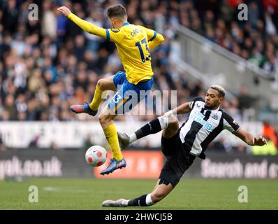 Pascal Gross von Brighton und Hove Albion sowie Joelinton von Newcastle United kämpfen während des Premier League-Spiels im St. James' Park, Newcastle upon Tyne, um den Ball. Bilddatum: Samstag, 5. März 2022. Stockfoto