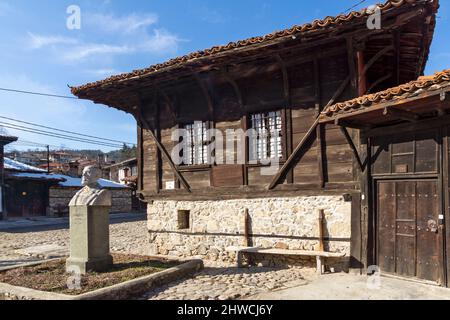 Koprivshtitsa, BULGARIEN - 25. JANUAR 2020: Typische Straße und alte Häuser in der historischen Stadt Koprivshtitsa, Region Sofia, Bulgarien Stockfoto