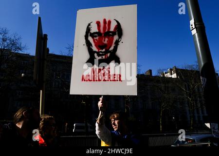 Brüssel, Belgien. 05. März 2022. Demonstranten halten während einer Solidaritätsdemonstration mit dem ukrainischen Volk im Zentrum von Brüssel, Belgien, am 5. März 2022 Zeichen und Fahnen fest. Kredit: ALEXANDROS MICHAILIDIS/Alamy Live Nachrichten Stockfoto