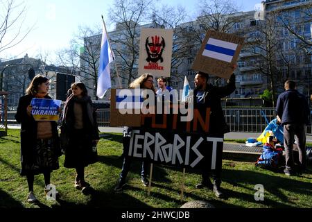 Brüssel, Belgien. 05. März 2022. Demonstranten halten während einer Solidaritätsdemonstration mit dem ukrainischen Volk im Zentrum von Brüssel, Belgien, am 5. März 2022 Zeichen und Fahnen fest. Kredit: ALEXANDROS MICHAILIDIS/Alamy Live Nachrichten Stockfoto