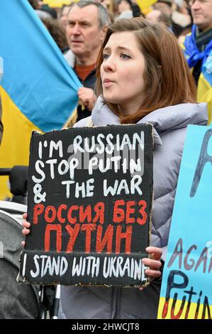 London, Großbritannien. Stehen Sie mit dem Protest der Ukraine gegen die Invasion der Ukraine durch Wladimir Putin. Es wurden Aufrufe zur Einführung einer Flugverbotszone über dem Luftraum der Ukraine und zur Anwendung härterer Sanktionen gegen Russland gemacht.Trafalgar Square, Westminster. Kredit: michael melia/Alamy Live Nachrichten Stockfoto