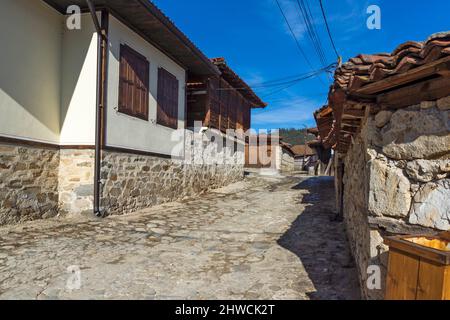 Koprivshtitsa, BULGARIEN - 25. JANUAR 2020: Typische Straße und alte Häuser in der historischen Stadt Koprivshtitsa, Region Sofia, Bulgarien Stockfoto