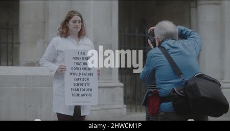 London, Großbritannien - 11 20 2021: Eine Wissenschaftlerin, die ein Zeichen hält, um in prisonierten Beleidigungen britischer Aktivisten vor den königlichen Gerichtshöfen zu unterstützen. Stockfoto