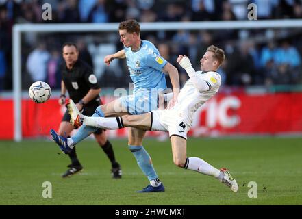 Ben Sheaf von Coventry City (links) und Flynn Downes von Swansea City kämpfen während des Sky Bet Championship-Spiels im Swansea.com Stadium in Swansea um den Ball. Bilddatum: Samstag, 5. März 2022. Stockfoto